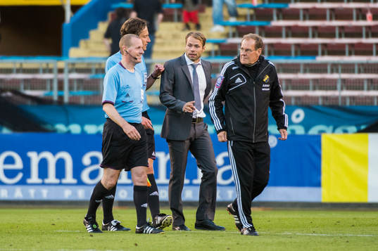 Andreas Alm, tränare AIK pratar med domarna