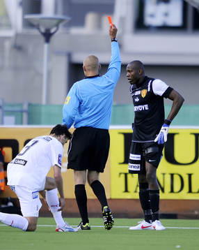 Dwayne Miller, målvakt, Syrianska, får rött kort