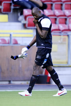 Dwayne Miller, målvakt, Syrianska, blir utvisad