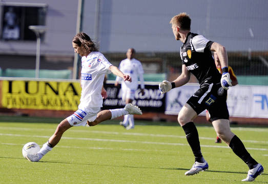Daniel Nordmark, Helsingborg har just passerat Lasse Staw,