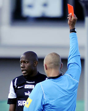 Dwayne Miller, målvakt, Syrianska, får rött kort,