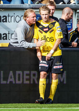 Jörgen Lennartsson, tränare Elfsborg, pratar med Oscar