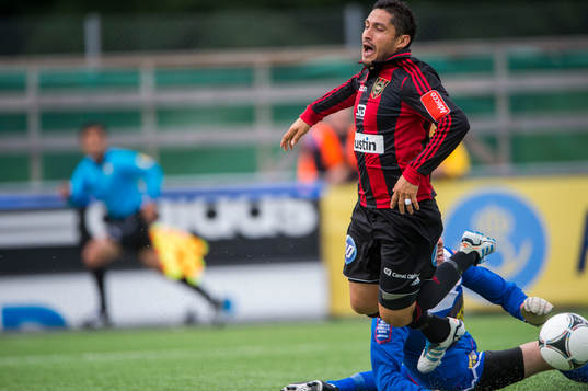 Pablo Pinones Arce, BP fälls av Assyriska målvakt Robin