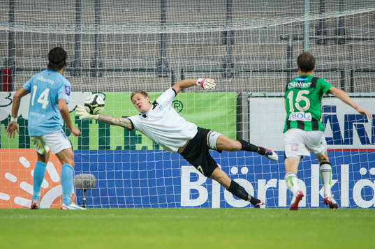 Johan Dahlin, målvakt Malmö når inte 2-1 målet