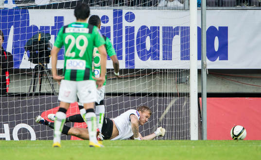 Johan Dahlin, målvakt Malmö räddar straff