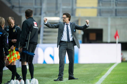 Rikard Norling, tränare Malmö jublar på slutsignal