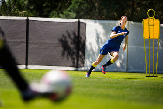 Lotta Schelin tränar in en frisparksvariant, frispark
