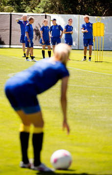 Lotta Schelin tränar in en frisparksvariant, frispark