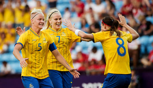 Nilla Fischer, Lisa Dahlkvist, Lotta Schelin, Sverige jubel