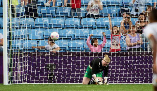 Hedvig Lindahl, målvakt, Sverige, släpper in ett