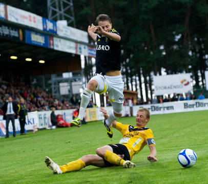 Viktor Lundberg, AIK, tar sig förbi en glidtacklande