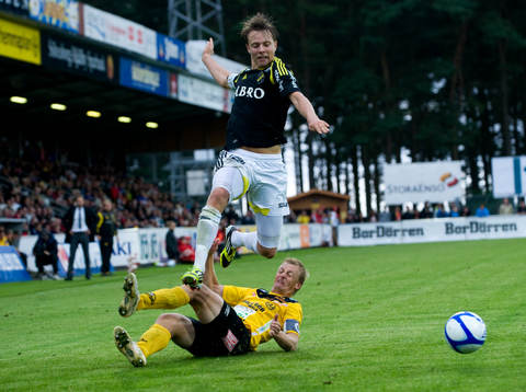 Viktor Lundberg, AIK, tar sig förbi en glidtacklande