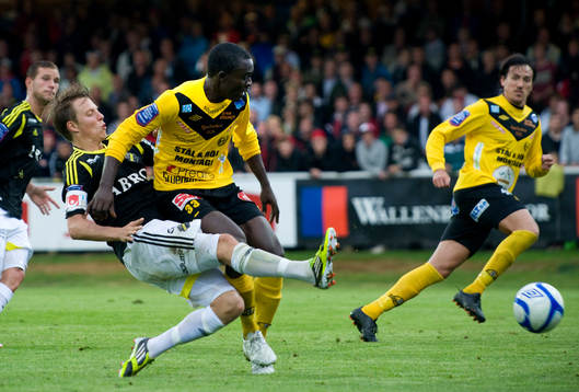 Viktor Lundberg, AIK, lyckas skjuta mot mål nära mål