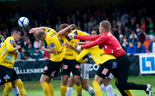 Mattias Asper, Mjällby, boxar bort bollen