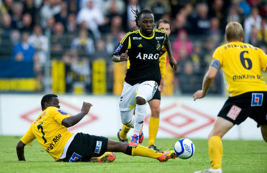 Martin Mutumba, AIK, flyger över ett utsträckt ben,