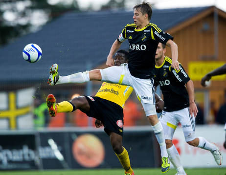 Viktor Lundberg, AIK, och Dominique Kivuvu, Mjällby