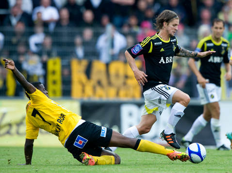 Dominique Kivuvu, Mjällby, glidtacklar Martin Lorentzson,