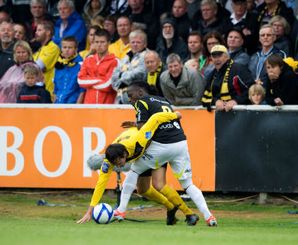 Martin Mutumba, AIK, och Daniel Ivanovski, Mjällby