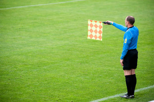 Assisterande domare, flaggar för offside
