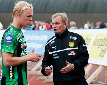 Kjell Pettersson, tränare Gais, pratar med Linus Tornblad,