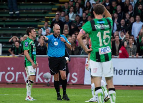 Domare Martin Hansson dömer straff för Häcken, Calum