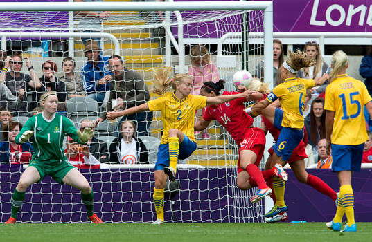De svenska spelarna ser på när Kaylyn Kyle, Kanada nickar