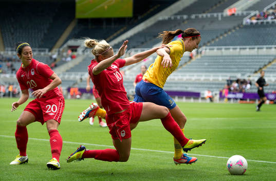 Lotta Schelin, Sverige tar sig förbi Lauren Sesselmann och