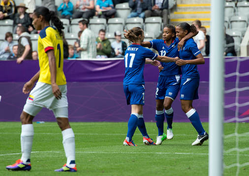 Elodie Thomis, Frankrike gratuleras av Marie Laure Delie