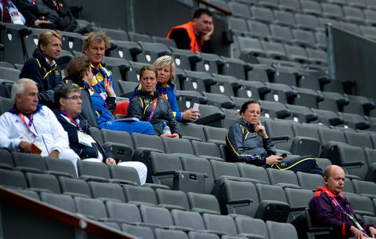 Det svenska laget följer matchen mellan Frankrike och
