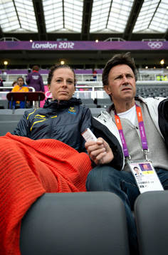 Lotta Schelin följer matchen mellan Frankrike och Colombia