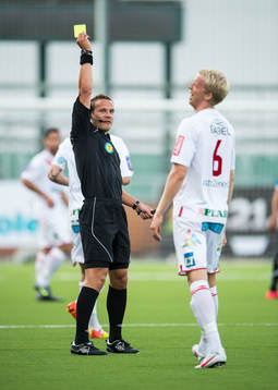 Domare Kristoffer Karlsson tilldelar Mikael Thorstensson,