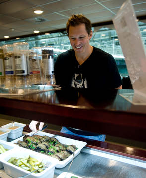 Fredrik Warg tar för sig av maten i Rögles restaurang