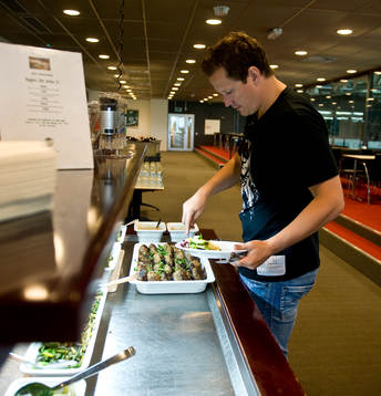 Fredrik Warg tar för sig av maten i rögles restaurang
