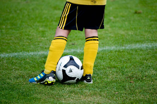 Bollkalle, boll, fötter, fotbollsskor