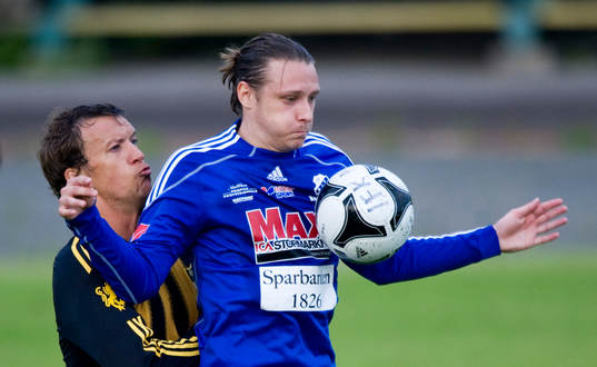 Johan Waldemarsson, Hässleholm, trycker en Nosaby-spelare