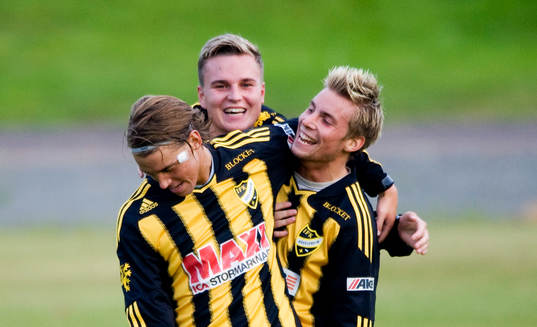 2-0 Mattias Andersson, som grattas av Alexander Björnlund