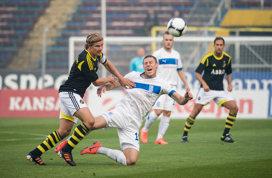Daniel Tjernström, AIK trycker till Bartosz Slusarski,