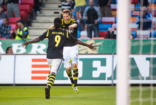 Martin Mutumba jublar med Viktor Lundberg, AIK