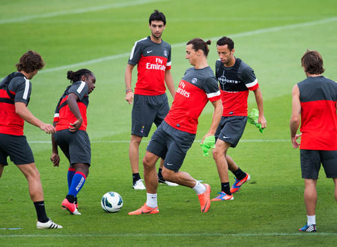 Zlatan Ibrahimovic och Paris SG tränar på Camp des Loges