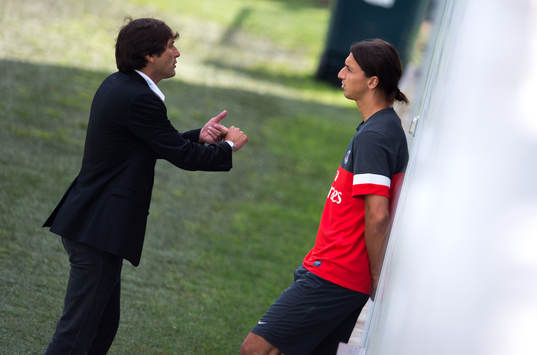 Zlatan Ibrahimovic pratar med PSG:s sportchef Leonardo