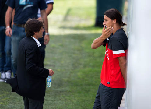 Zlatan Ibrahimovic pratar med PSG:s sportchef Leonardo