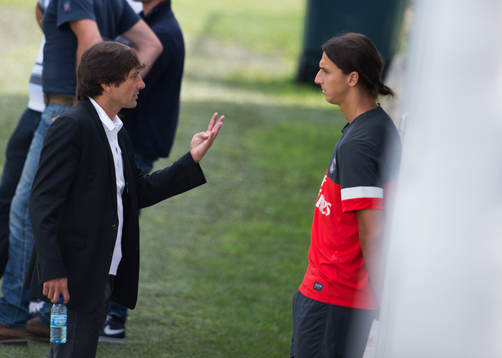 Zlatan Ibrahimovic pratar med PSG:s sportchef Leonardo
