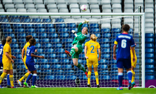 Hedvig Lindahl, målvakt, Sverige, gör en miss och boxar