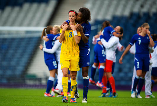 Wendie Renard, Frankrike, kysser Lotta Schelin, Sverige,