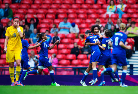 Lotta Schelin, Sverige, deppar samtidigt som Wendie Renard,