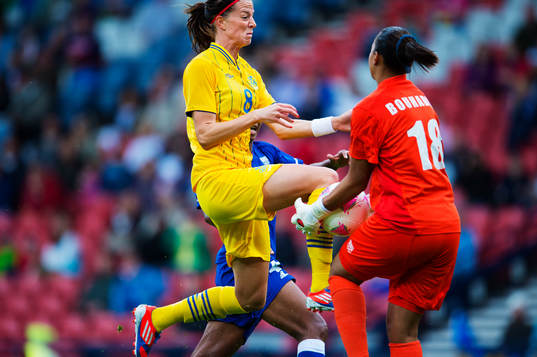 Lotta Schelin, Sverige, krockar med Sarah Bouhaddu,