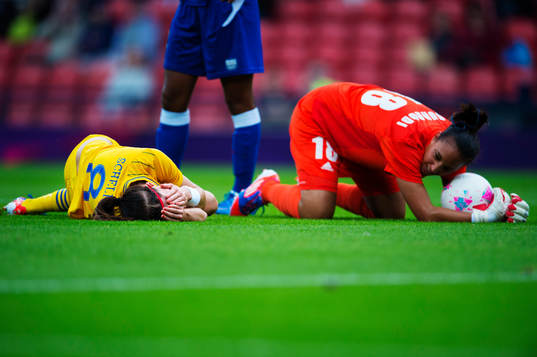 Lotta Schelin, Sverige, ligger ner