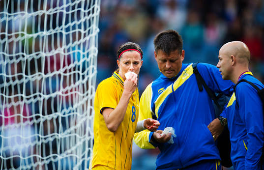 Lotta Schelin, Sverige, tas om hand