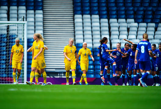 Depp bland de svenska spelarna och jubel i det franska laget
