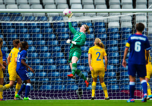 Hedvig Lindahl, målvakt, Sverige, gör en miss och boxar